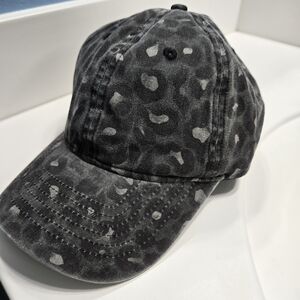 Time and Tru Black and Gray Patterned Hat